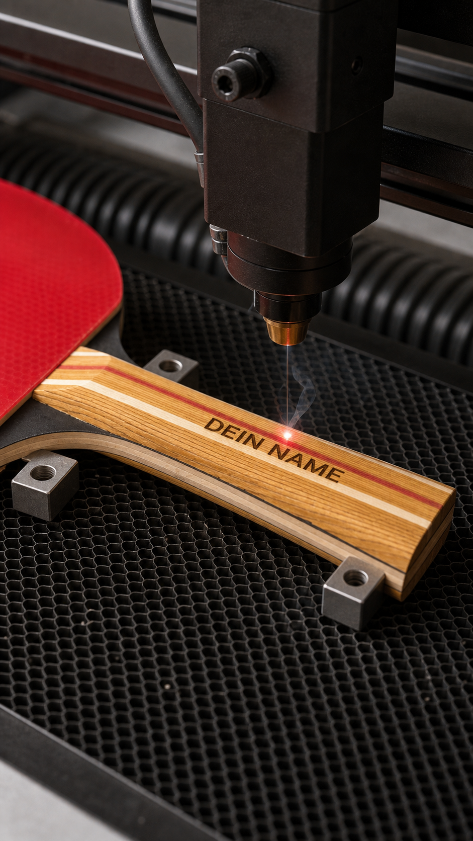 Laser graviert einen individuellen Namen in den Holzgriff eines Tischtennisschlägers