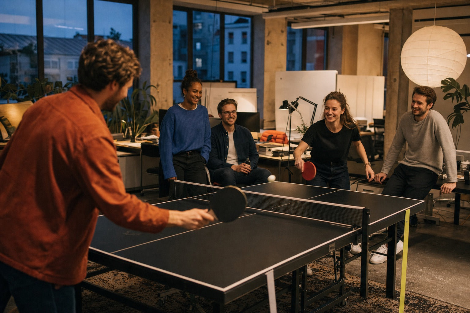 Startup-Team spielt am Abend gemeinsam Tischtennis im Büro